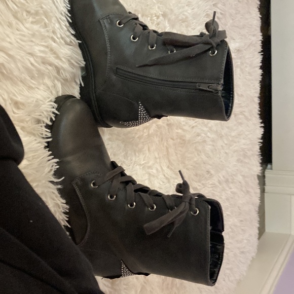 Hello!These are new Steve Madden ankle boots size 4 with no tags, but perfect. - Picture 3 of 5